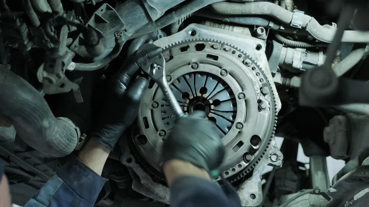 cambiar y reparar embrague, eje de transmisión. trabajar debajo de un coche levantado