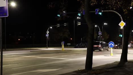 Calle-De-Tráfico-De-La-Ciudad-Por-La-Noche