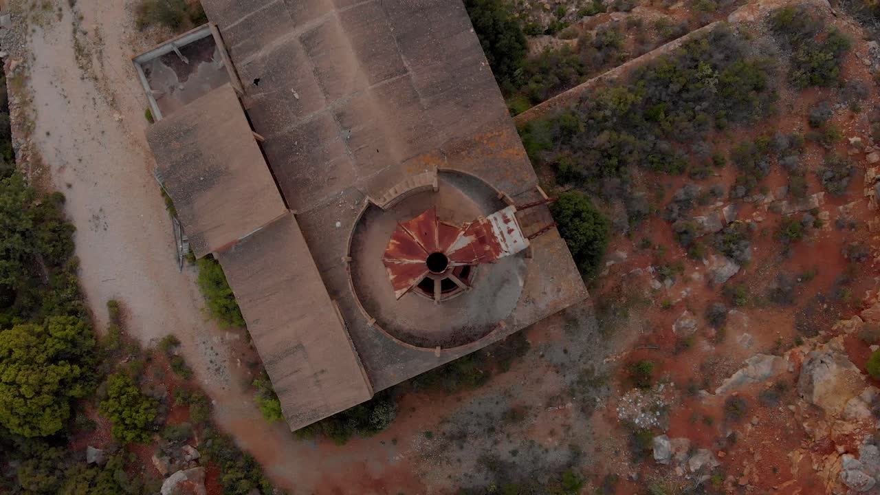 fábrica de cal viva portugal, vista de drones de arriba hacia abajo, girando en el sentido de las agujas del reloj y bajando