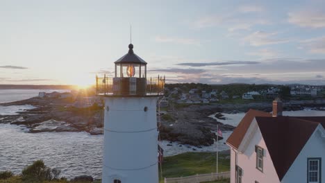 Toma-Aérea-De-Un-Dron-De-York-Beach-Maine-Volando-Alrededor-Del-Faro-De-Cape-Neddick-Nubble-Al-Atardecer