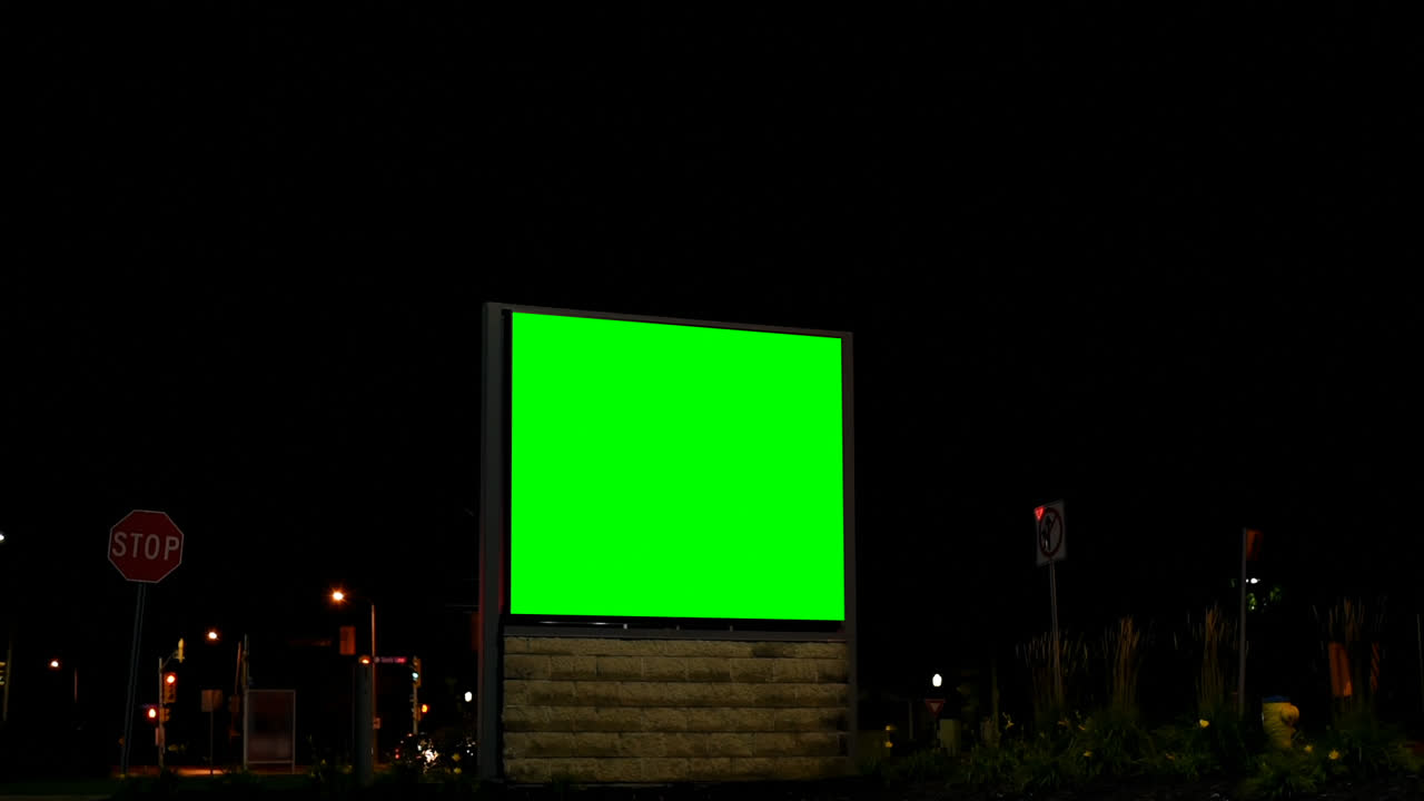 cartelera vacía con pantalla verde de clave de croma en la noche 4k