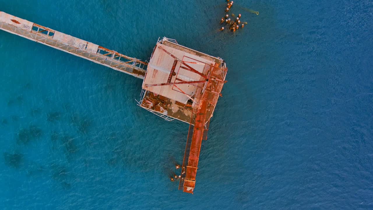 vista superior giratoria tomada por drones de un muelle de caña de azúcar ubicado en aguadilla, puerto rico