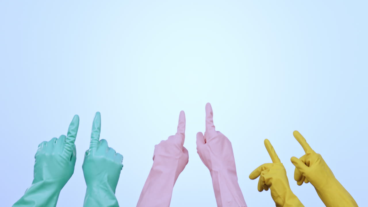 manos, guantes y grupo de limpieza apuntando