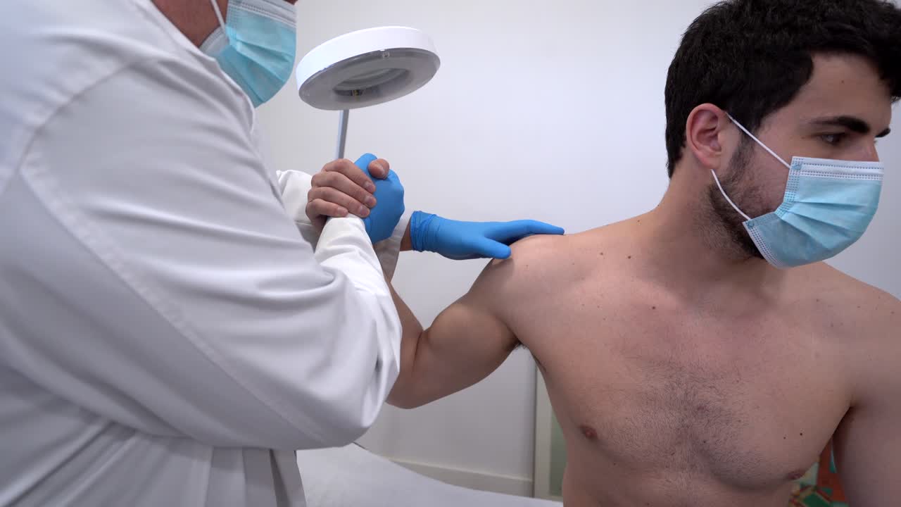 osteópata del cultivo que examina el cuerpo del paciente masculino