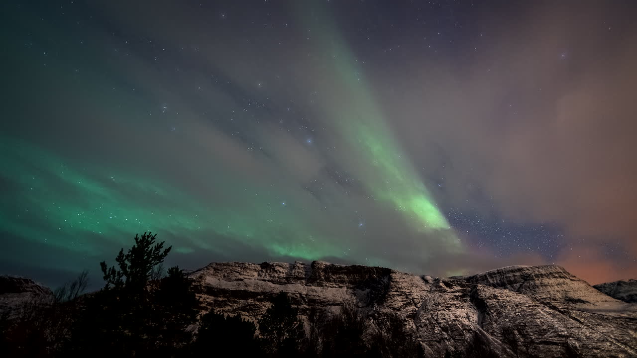 en las tierras heladas, donde los espíritus vuelan, nos quedamos asombrados por el grito de las auroras.