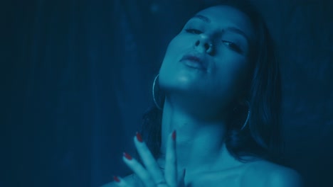 retrato de mujer en luz azul