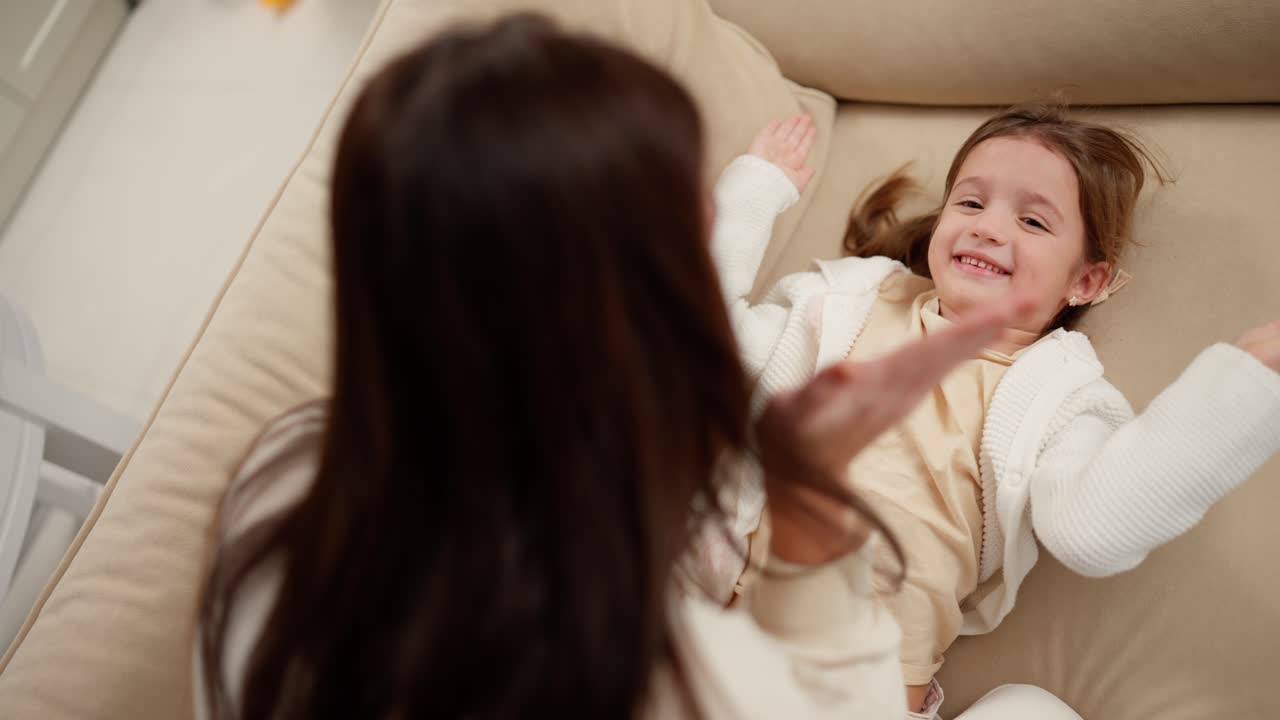 엄마 와 딸 이 집 에서 시간 을 보내고, 피카부 를 즐기고 있다