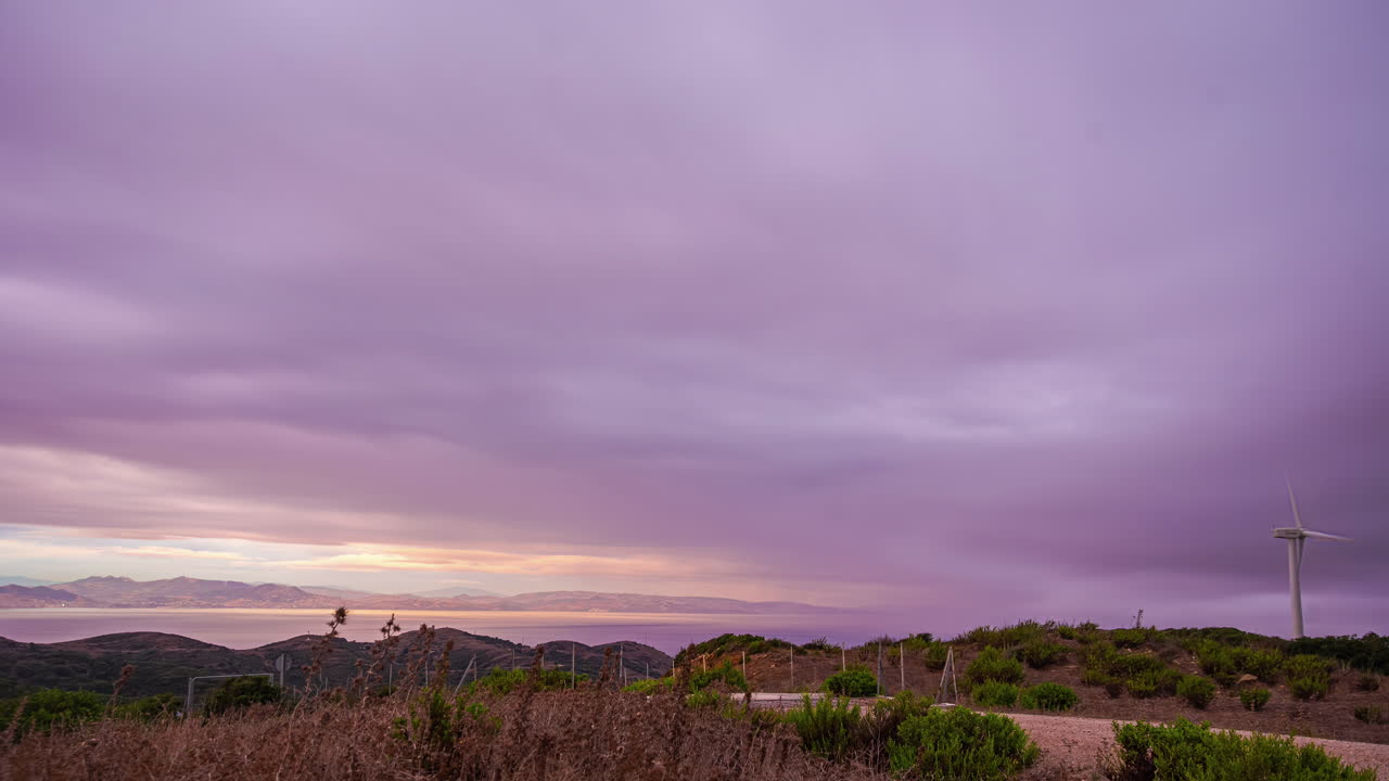 Timelapse spettacolare di nuvole viola e blu sullo Stretto di Gibilterra