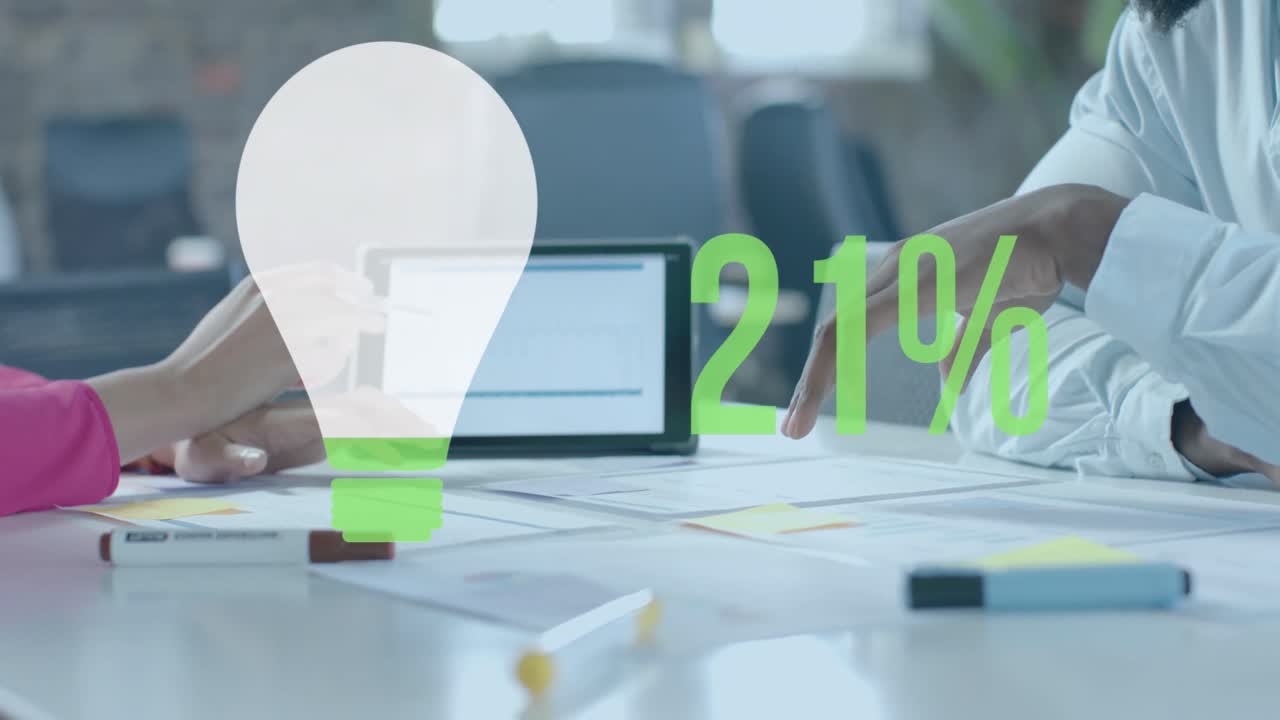 animación de bombilla y porcentajes sobre diversos colegas discutiendo el trabajo en la oficina