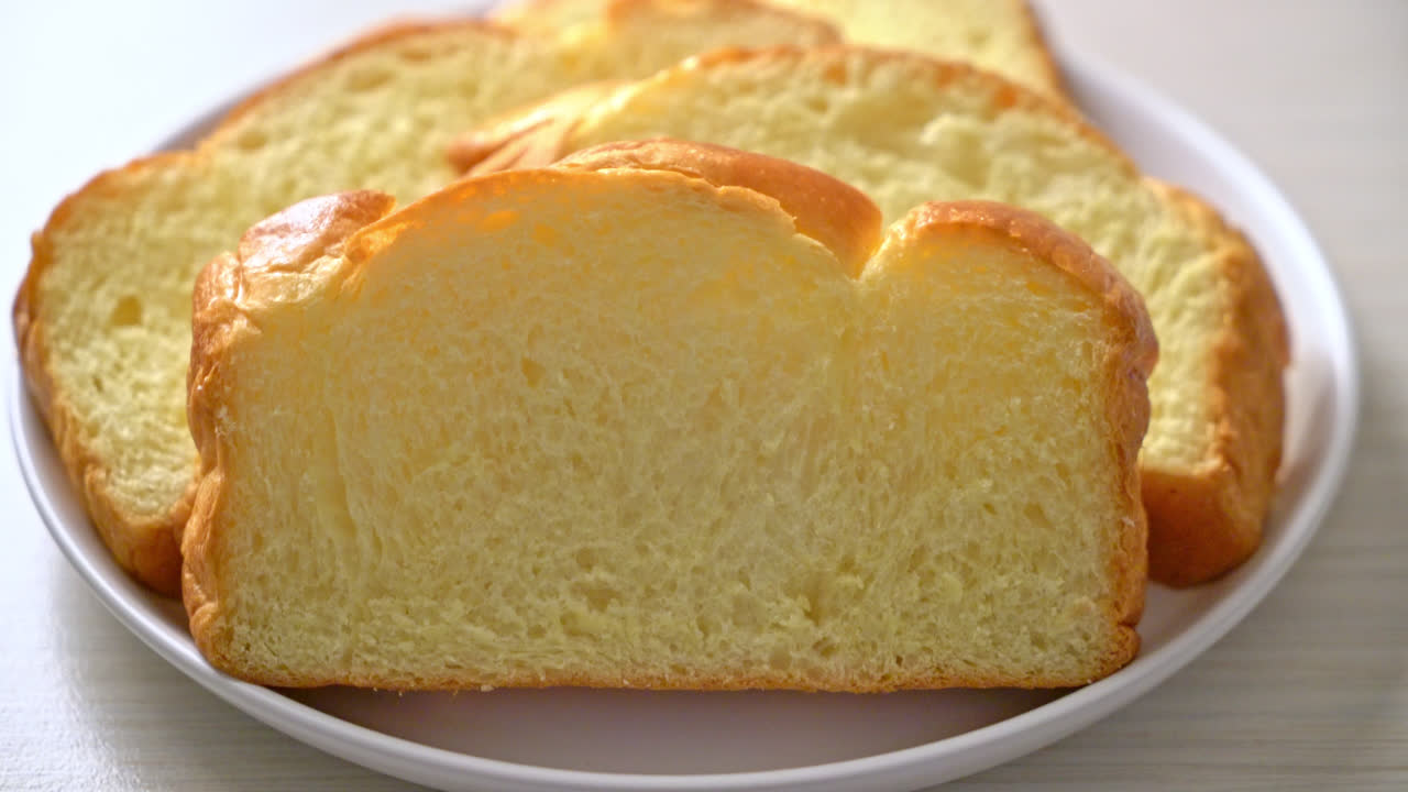 아침에 커피와 고구마 빵