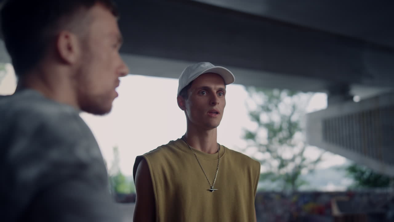 amigos relajados comunicándose juntos en el parque de patinaje. jinetes discutiendo al aire libre.