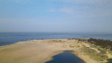 Vista-Aérea-De-La-Reserva-Natural-De-Mewia-Lacha-Para-Aves-En-La-Isla-Sobieszewo-En-El-Mar-Báltico,-Entre-La-Bahía-De-Gdansk-Y-El-Río-Vistula,-Polonia