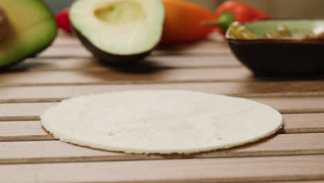 preparing carnitas tacos