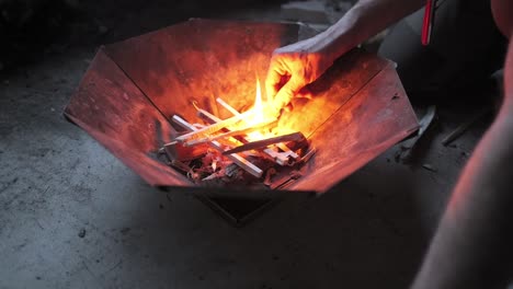 un fuego en un pozo de fuego comenzando