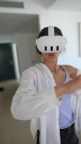 mujer usando auriculares vr
