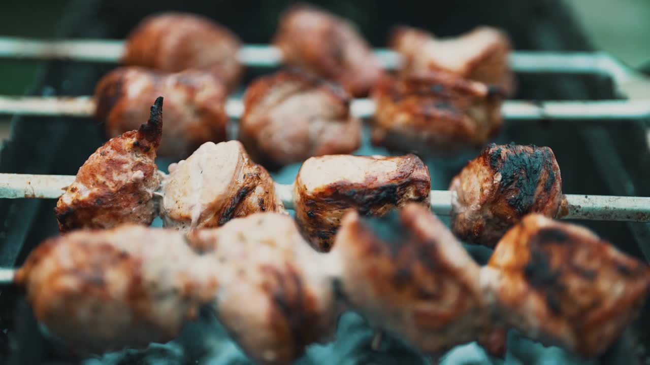 맛있는 돼지고기 샤슬릭이 그릴에 있습니다.