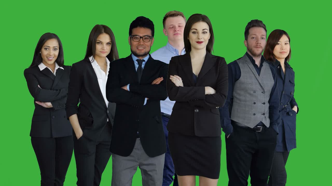 compañeros de trabajo y colegas de un equipo de negocios. de pie y dirigiéndose hacia la cámara. pantalla verde para clave de croma