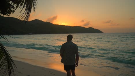 Hermosa-Playa-En-Seychelles-Al-Atardecer-Con-El-Océano-Y-Las-Montañas-A-La-Vista