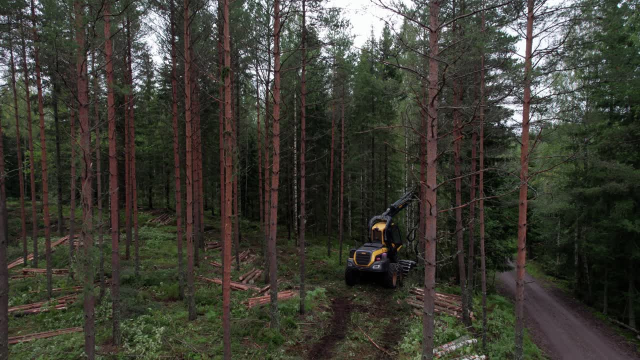 fotografía aérea de seguimiento de la maquinaria forestal y forestal escandinava finlandesa ponsse scorpion harvester, filmada con dji air 2s