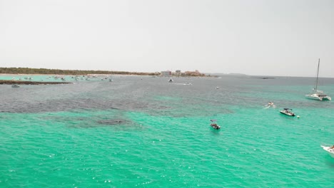 Spanien,-Mallorca-Platja-Des-Trenc-Beach-Ein-Wunderschöner-Vorbeiflug-über-Den-Strand-Bei-4k-24-Fps-Mit-Nd-filtern-An-Einem-Sehr-Hellen-Tag-Mit-Einer-Dji-Mavic-Air-Drone