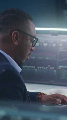 hombre de negocios trabajando en una computadora