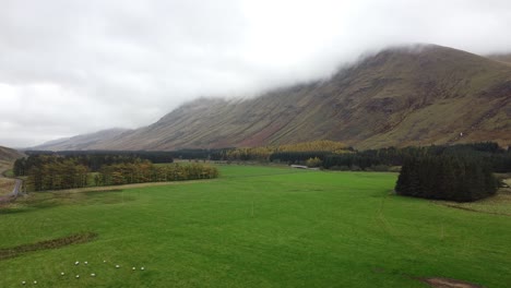 Video,-Das-über-Einem-Grünen-Feld-In-Den-Nebligen-Und-Bewölkten-Schottischen-Highlands-Abhebt