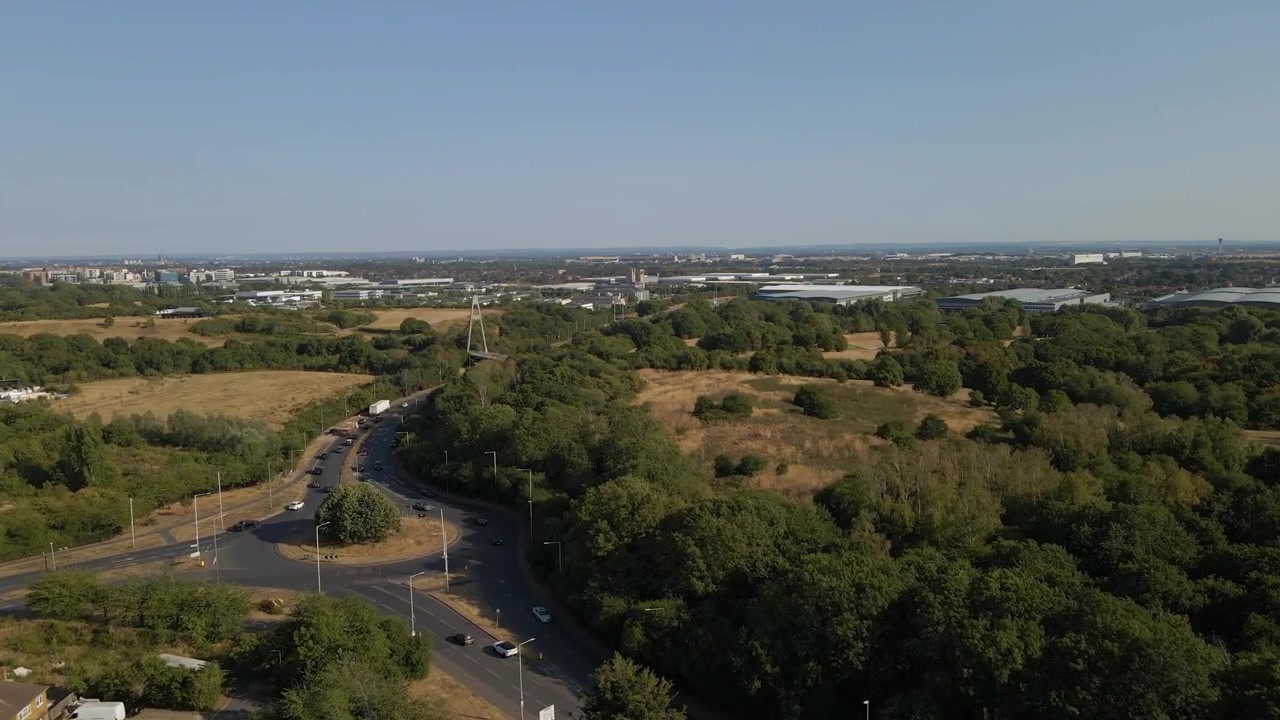 Korkealta otettu ilmakuva Uxbridgesta, jossa näkyvät kulkureitit ja asuinalueet. Drone korostaa tämän Lontoon esikaupungin infrastruktuuria, yhteyksiä ja järjestelmällistä asemakaavaa