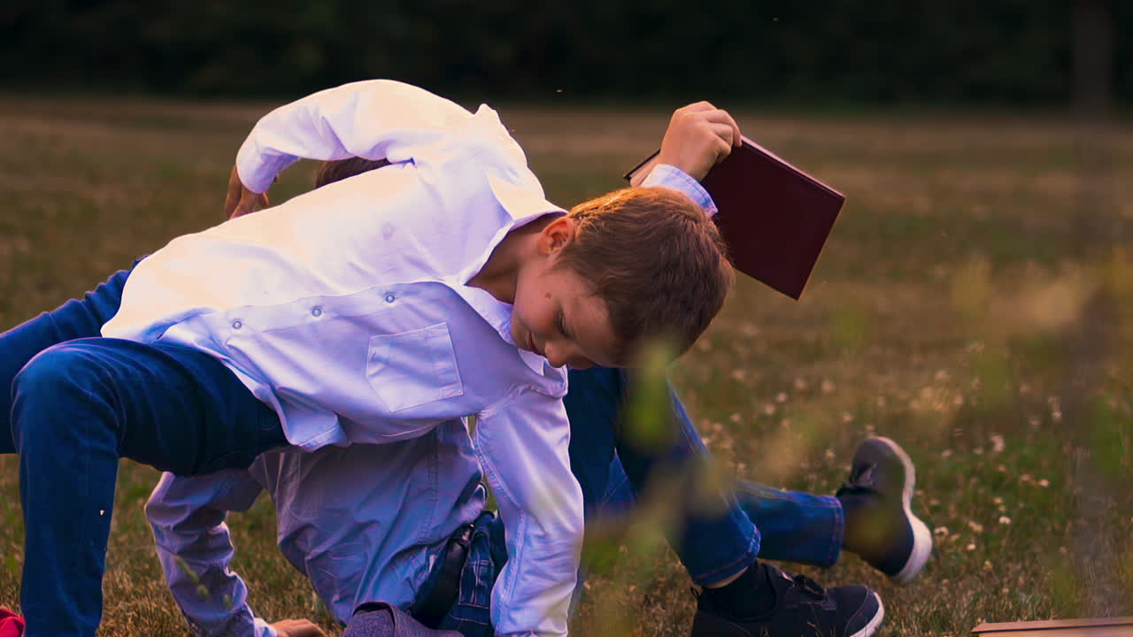 짧은 머리카락을 가진 작은 소년은 반 친구 2에 다시 밀어