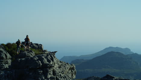 el trabajo en equipo mueve montañas.