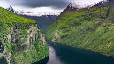 Blick-über-Den-Majestätischen-Geirangerfjord