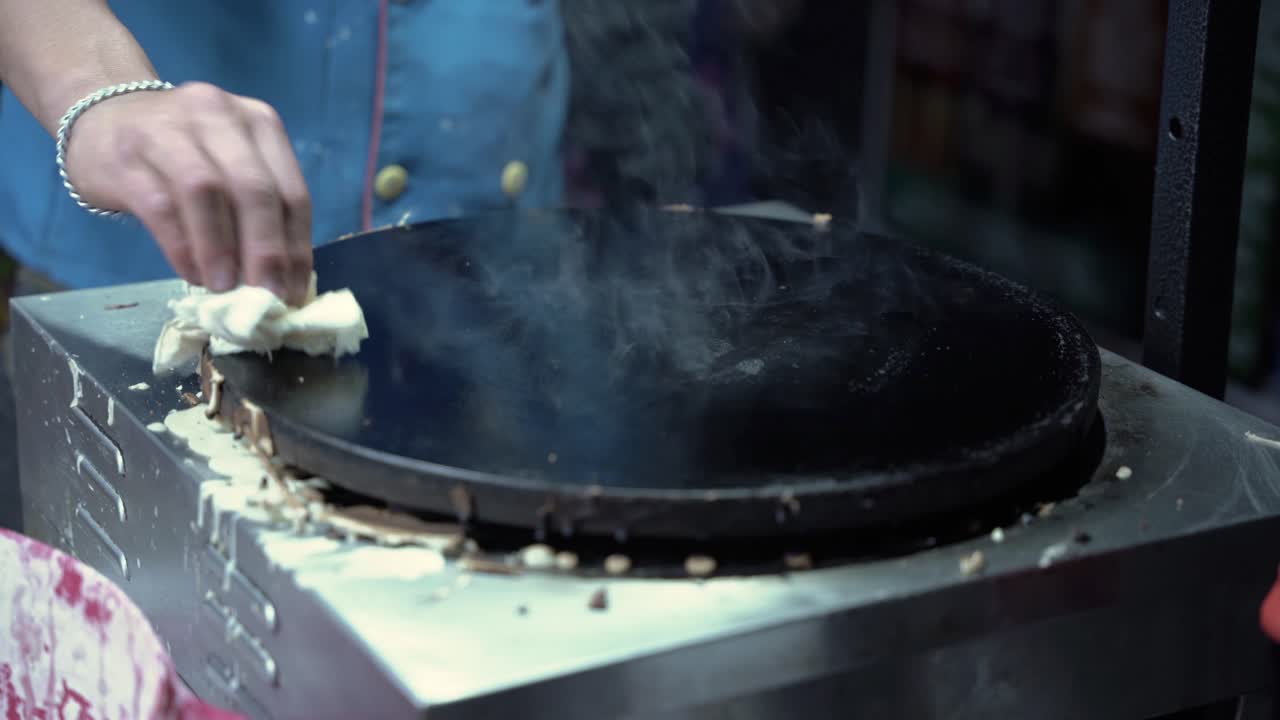 뜨거운 냄비를 닦는 사람