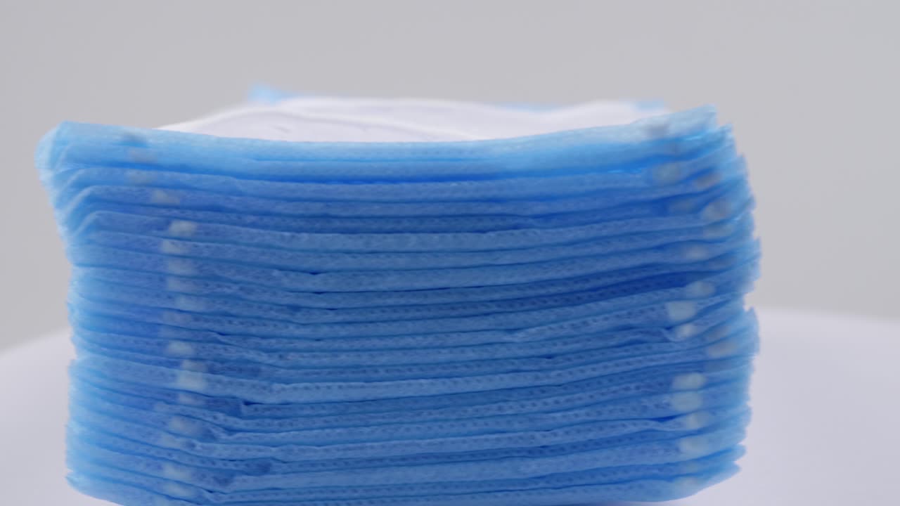 코로나 바이러스 및 바이러스 성 질병에 대한 의료용 파란색 마스크가 천천히 회전하고 예방 개념