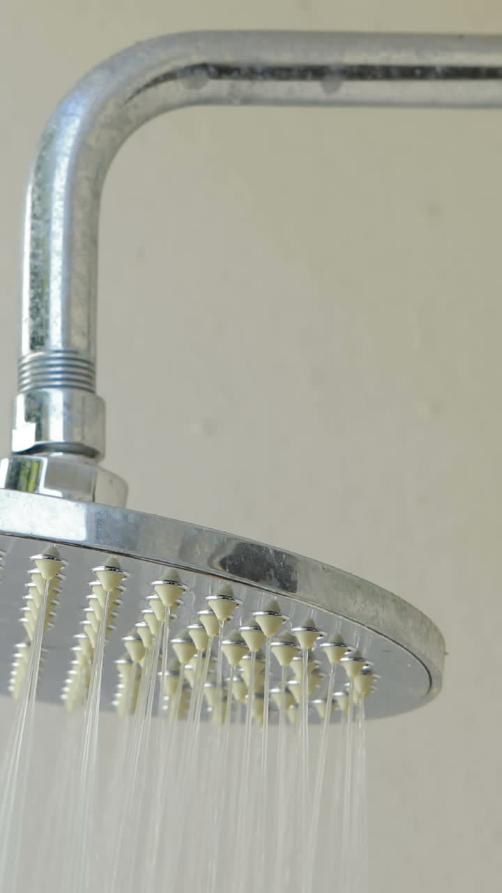 agua que fluye desde el cabezal de la ducha
