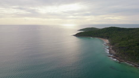 4K-Drohnenüberflug-über-Den-Malerischen-Hauptstrand-Und-Die-Landzunge-Von-Noosa-Bei-Sonnenaufgang,-Zeitlupe,-Australien