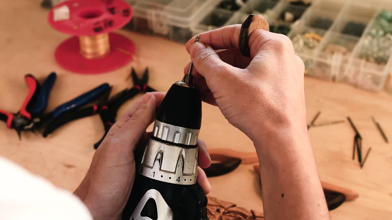 mujer configurando una broca para carpintería 4k cámara lenta 60 fps