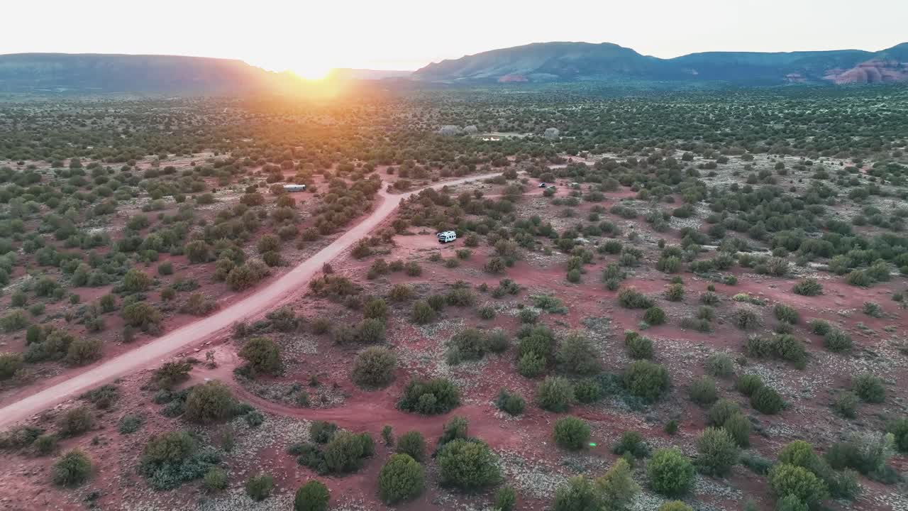 amanecer que se transmite sobre las montañas con autocaravana aislada en sedona, arizona