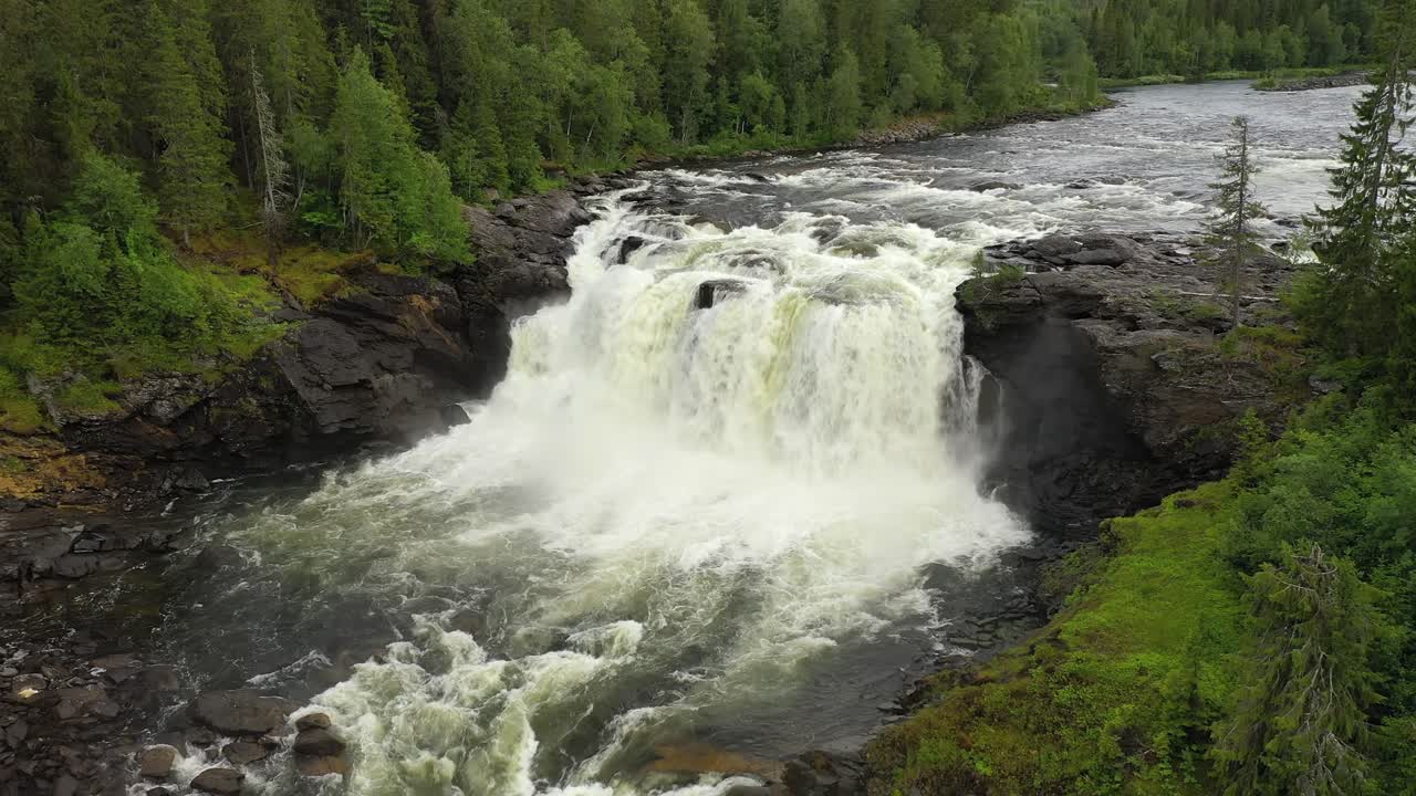 la cascada de ristafallet en la parte occidental de jamtland está catalogada como una de las cascadas más hermosas de suecia.
