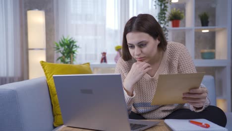 Mujer-Joven-Leyendo-Papel-Con-Feliz-Y-Evangelio-Del-Sobre-Y-Sintiéndose-Feliz.-Buenas-Noticias.