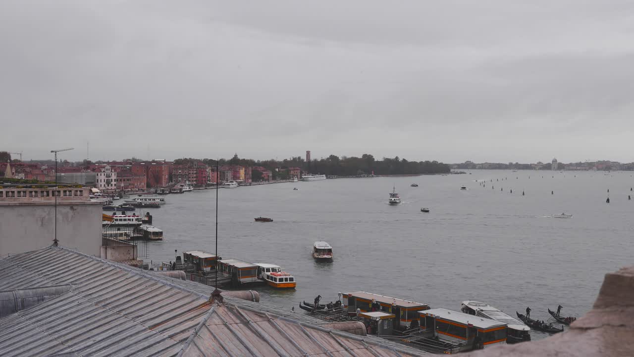 tráfico de agua activo del canal de venecia durante el día nublado