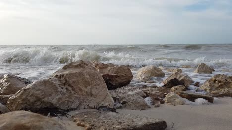 Waves-crashing-into-rocks-in-a-mexican-beach