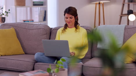 computadora portátil, casa y mujer en el sofá para trabajo remoto