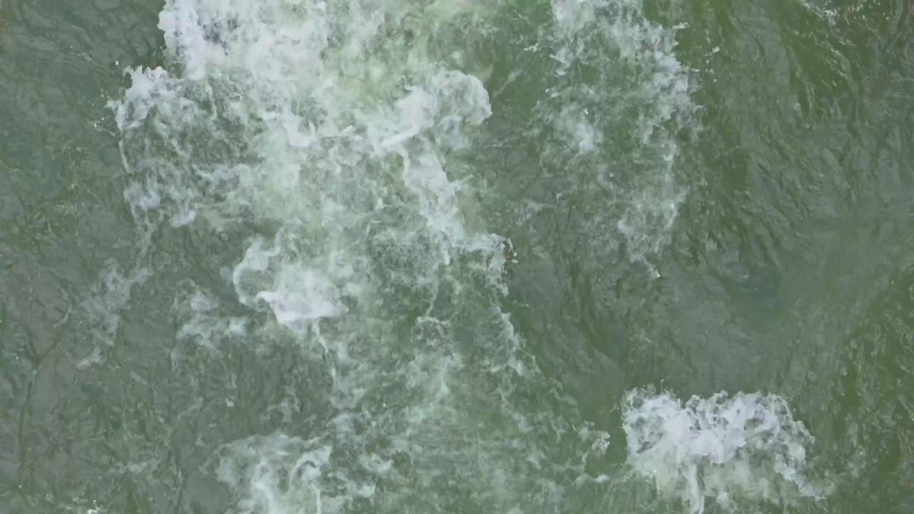 agua que fluye rápidamente en un río profundo
