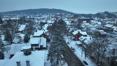 Ciudad-Americana-Cubierta-De-Nieve-Al-Amanecer