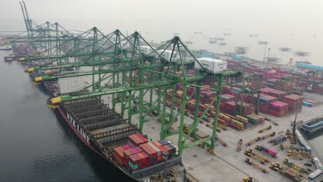 buque contenedor en la terminal portuaria