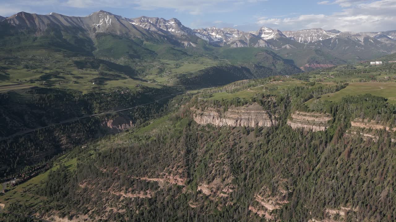 prados verdes de montañas rocosas y acantilados en el valle de telluride colorado