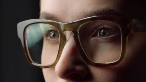 retrato macro de sorprendente joven mujer de negocios abriendo los ojos ampliamente en la oficina