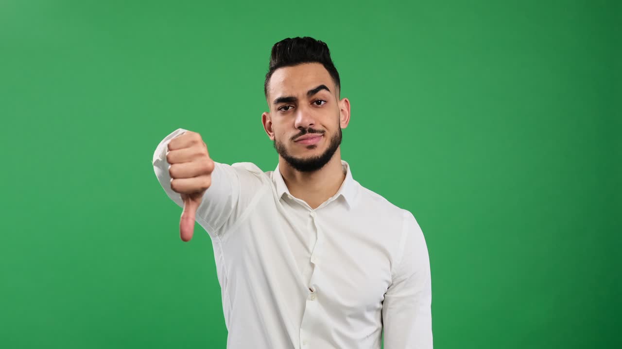 hombre de negocios infeliz dando pulgares hacia abajo gesto