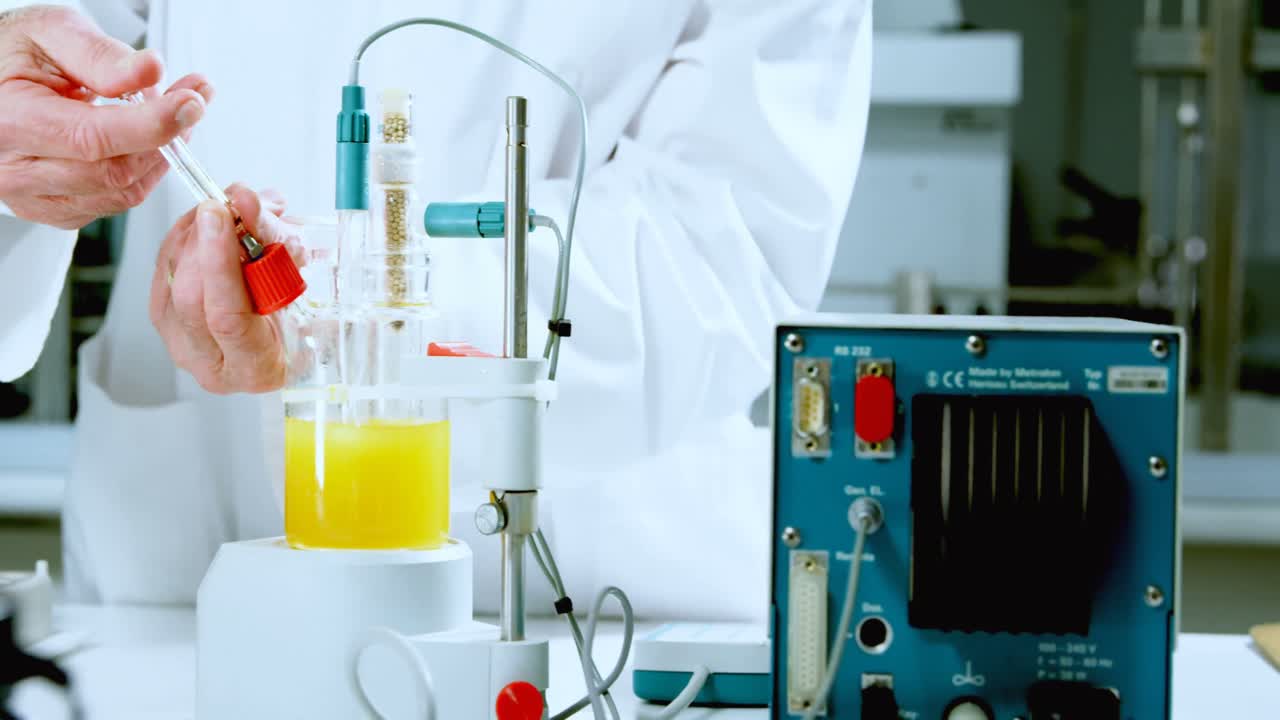 científico masculino experimentando en el laboratorio 4k