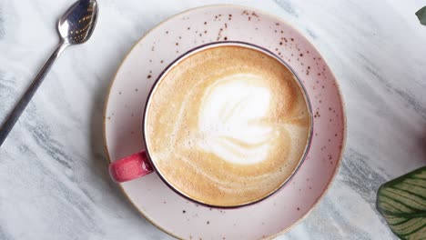 arte del latte en una taza rosa