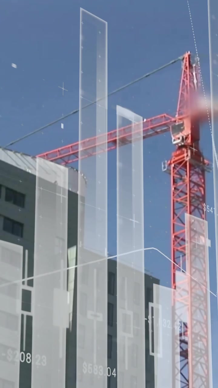 Obra en construcción con grúa y edificio, con animación de procesamiento de datos financieros superpuesta